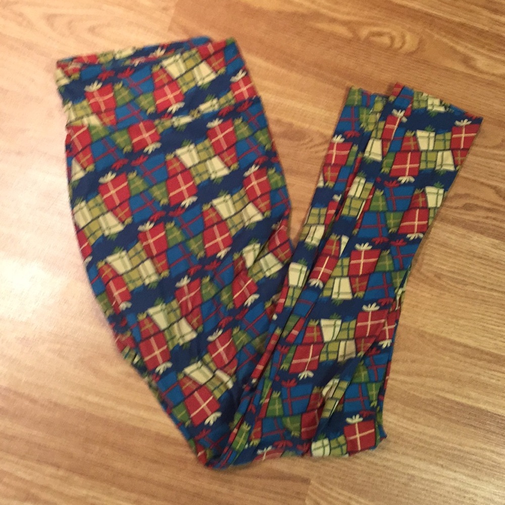 LuLaRoe Tall and Curvy present leggings